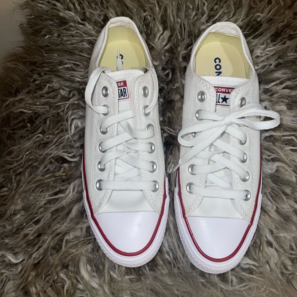 Woman’s converse sneakers in white